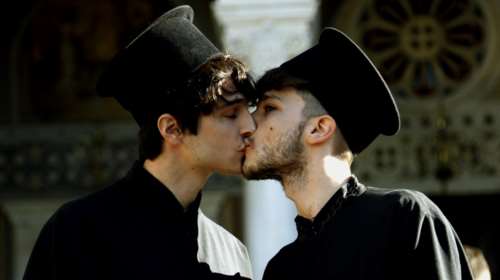 Διαμαρτυρία με φιλιά μπροστά στη Μητρόπολη Αθηνών για το Σύμφωνο Συμβίωσης