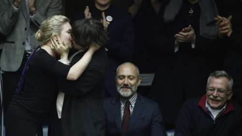 Πανηγύρισαν το σύμφωνο εντός και εκτός Βουλής