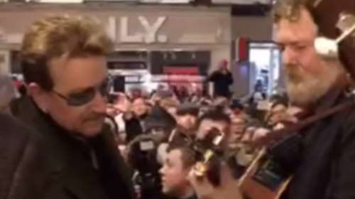 Χριστουγεννιάτικη συναυλία του Μπόνο στους δρόμους του Δουβλίνου-βίντεο