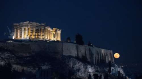 Μαγικές φωτογραφίες από τη Χριστουγεννιάτικη Πανσέληνο