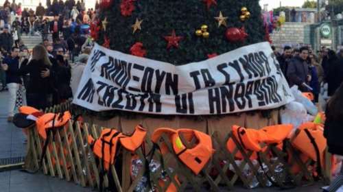 Σωσίβια μεταναστών στο χριστουγεννιάτικο δέντρο του Συντάγματος