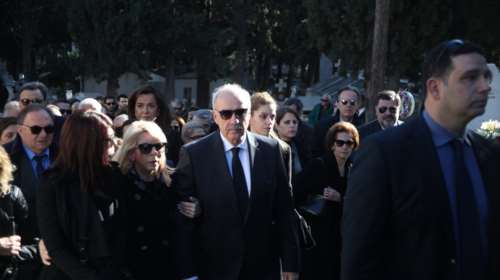 Πλήθος κόσμου για το τελευταίο αντίο στη Βάσω Μεϊμαράκη