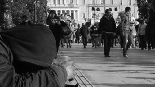 Spiegel: Λιγότερα δώρα για τους Έλληνες στις γιορτές