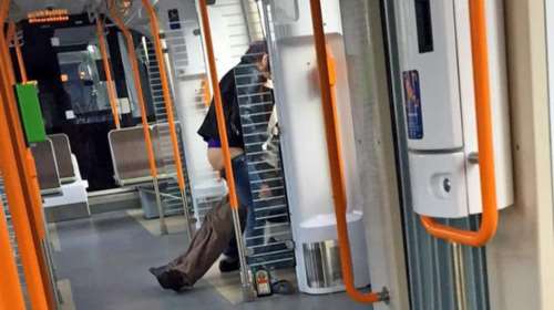 Σάλος με το ζευγάρι που έκανε σεξ μέσα στο τραμ