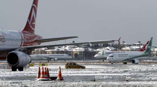 Εκατοντάδες ακυρώσεις πτήσεων από και προς την Κωνσταντινούπολη λόγω καιρού