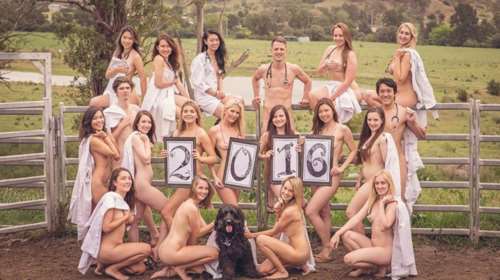 Φοιτητές από όλο τον κόσμο υποδέχονται το 2016 πετώντας τα ρούχα τους!