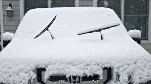 Η μαγική συνταγή για να ξεπαγώσει ασφαλώς το παρμπρίζ