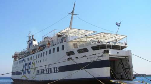 «Στούκαρε» στον προβλήτα Χανίων το Βιτσέτζος Κορνάρος λόγω κακοκαιρίας