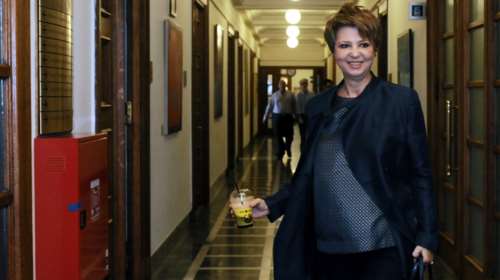 Μείωση συντάξεων με.... επίθεση στην αντιπολίτευση