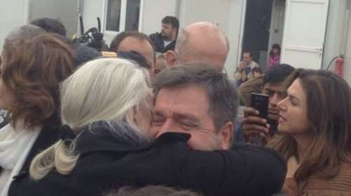 Ο εναγκαλισμός Ρεντγκρέηβ-Καμίνη στον καταυλισμό προσφύγων στον Ελαιώνα