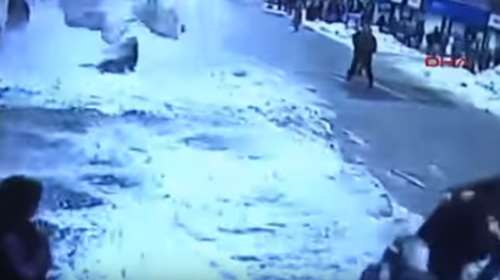 Τουρκία: Τεράστια χιονόμπαλα καταπλάκωσε περαστικούς