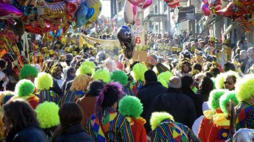 Φώτα με ραγκουτσάρια και μωμόγερους