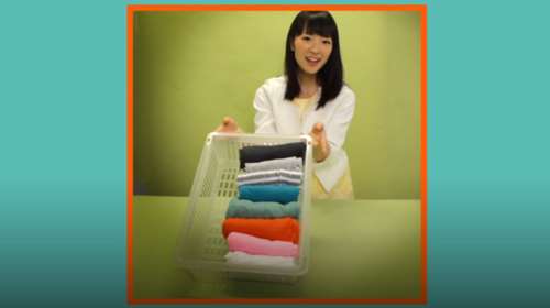 Πως να διπλώσετε ένα T-shirt με δύο απλές κινήσεις