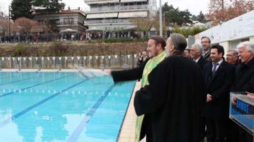 H απίστευτη...γκέλα στον Αγιασμό των Υδάτων