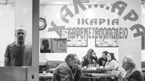 &quot;Black out&quot;: Μια υπέροχη παράσταση σε ένα ικαριώτικο καφενείο