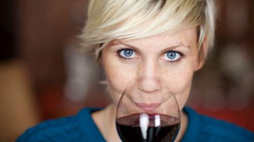 To κόκκινο κρασί κάνει καλό; Μύθος και δείτε γιατί