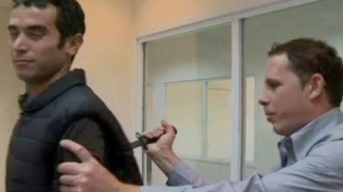 Μαχαίρωσαν ισραηλινό ρεπόρτερ που δοκίμαζε προστατευτικό γιλέκο