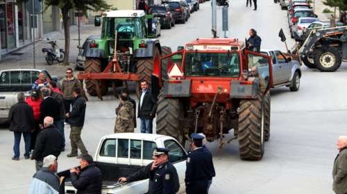 Μπλόκα στην εθνική οδό από τους αγρότες της Λάρισας