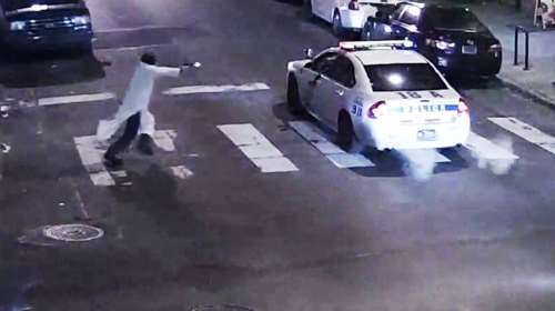 Καρέ - καρέ η επίθεση «ισλαμιστή» κατά αστυνομικού στη Φιλαδέλφεια των ΗΠΑ