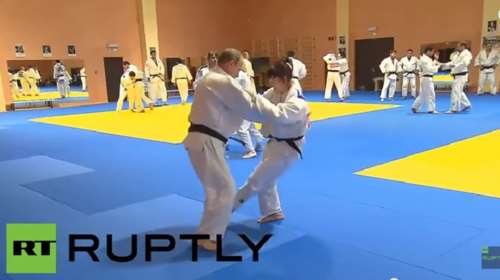 Η μόνη γυναίκα που βάζει κάτω τον Πούτιν-Δείτε το απίστευτο βίντεο