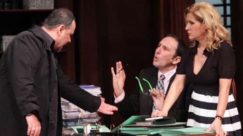 Εισβολή αντιεξουσιαστών στο θέατρο &quot;Αθηνά&quot;