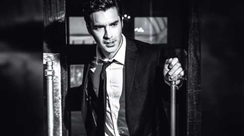 Ο Χριστόφορος Παπακαλιάτης στα πράσα με τις... πιτζάμες του!