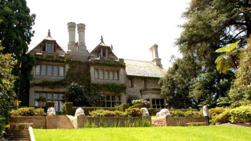 Πωλείται η βίλα του «βασιλιά» του Playboy Χιού Χέφνερ στο Λος Άντζελες