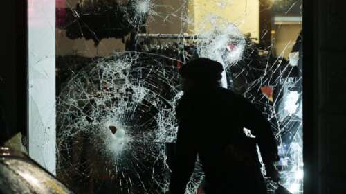 Eικόνες σοκ: Ακροδεξιοί καταστρέφουν ό,τι τους μοιάζει ξένο [Βίντεο]