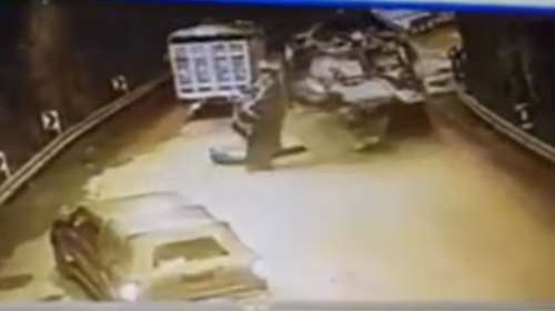 Τρελό φορτηγό με τα φρένα σπασμένα μέσα σε τούνελ