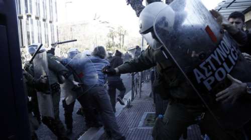 «Αυγή» κατά Τόσκα: Θα μας φάνε οι κοριοί