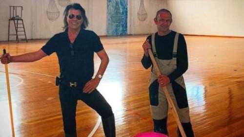 O Ψινάκης... σκουπίζει και παραδίδει το νέο κλειστό γήπεδο