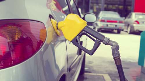 Οι πρατηριούχοι καταγγέλλουν γιατί δεν πέφτει η βενζίνη