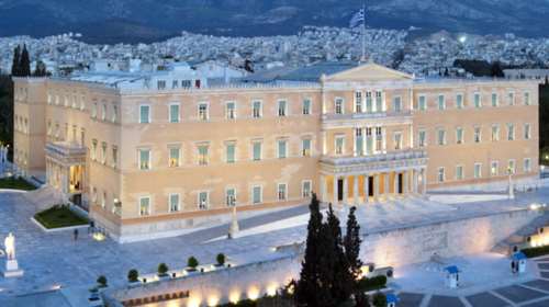 Επτά νέες απολύσεις στη Βουλή: δεν είχαν καν απολυτήριο Λυκείου