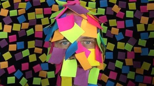 Ένας καλλιτέχνης κάνει το πρόσωπο του έργο τέχνης