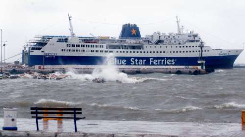 Δεμένα τα πλοία στη Ραφήνα &amp; τα «δελφίνια» στον Πειραιά