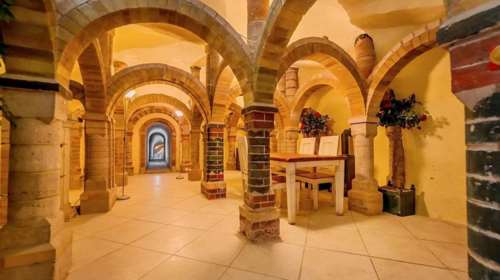 Εφτιαξε το σπίτι του σκαλίζοντας μια σπηλιά