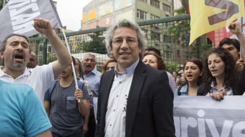 Καν Ντουντάρ της Cumhuriyet : «Η ΕΕ συνεργάζεται με τον φασίστα Ερντογάν»