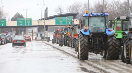 &#39;Eκλεισαν την εθνική οδό Αρτας-Αθήνας οι αγρότες