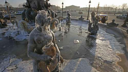 «Πάγωσαν» ακόμα και τα αγάλματα από το δριμύ ψύχος στο Παρίσι- [εικόνες]