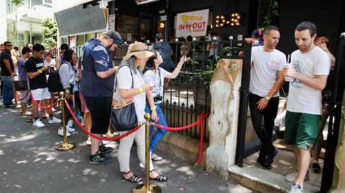 Εξι ώρες στην ουρά για ένα χάμπουργκερ