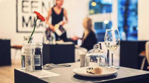 Ποιος είπε ότι το να τρως μόνος είναι πρόβλημα