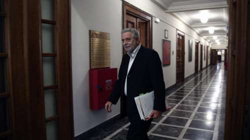 «Μισόλογα» Δρίτσα στους ναυτεργάτες για την πώληση του ΟΛΠ