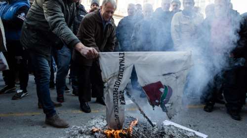 Πέταξαν αβγά στα γραφεία του ΣΥΡΙΖΑ στις Σέρρες (video)