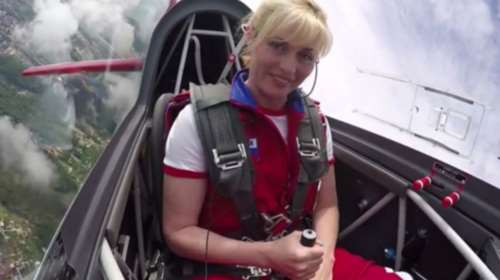 Αυτή είναι η ρωσίδα πιλότος που κάνει ακροβατικά TopGun