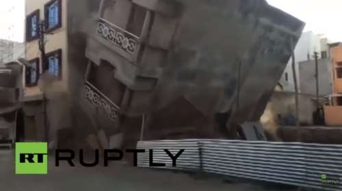 Ινδία: Τριώροφο κτίριο καταρρέει μπροστά στην κάμερα