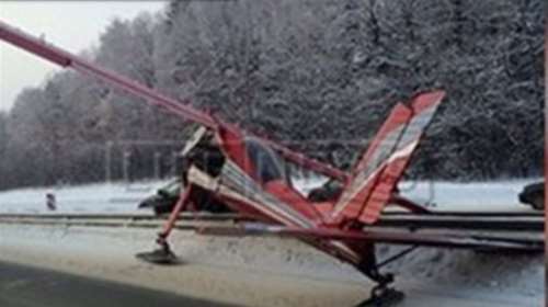 Αεροπλάνο προσγειώθηκε με πέδιλα σκι σε δρόμο στη Μόσχα