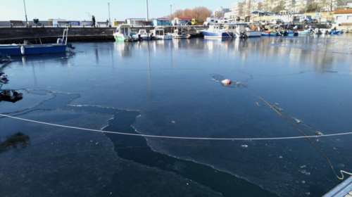 Απίστευτες εικόνες: To πολικό ψύχος πάγωσε τη θάλασσα της Αλεξανδρούπολης