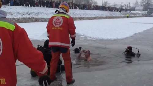 Ούγγρος πυροσβέστης κολυμπά κάτω από πάγο και σπάει όλα τα ρεκόρ βίντεο