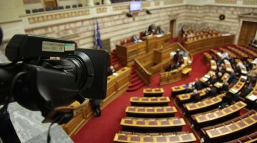 Αγριος καβγάς στη Βουλή για τα video του  ΣΥΡΙΖΑ κατά δημοσιογράφων και ΜΜΕ