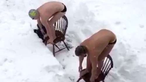 Τρελοί αμερικανοί κάνουν αγώνες κολύμβησης στο χιόνι! βίντεο